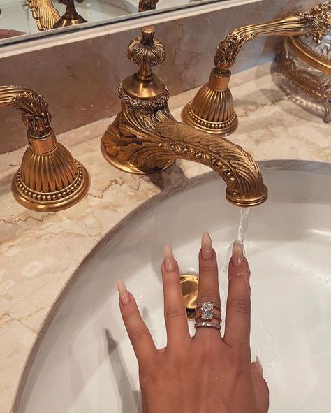 Fancy Sink, Amber Scholl, Fancy Bedroom, Rich Girl Aesthetic, Gold Girl, Barbie Life, Bad Design, Glam Decor, Classy Aesthetic