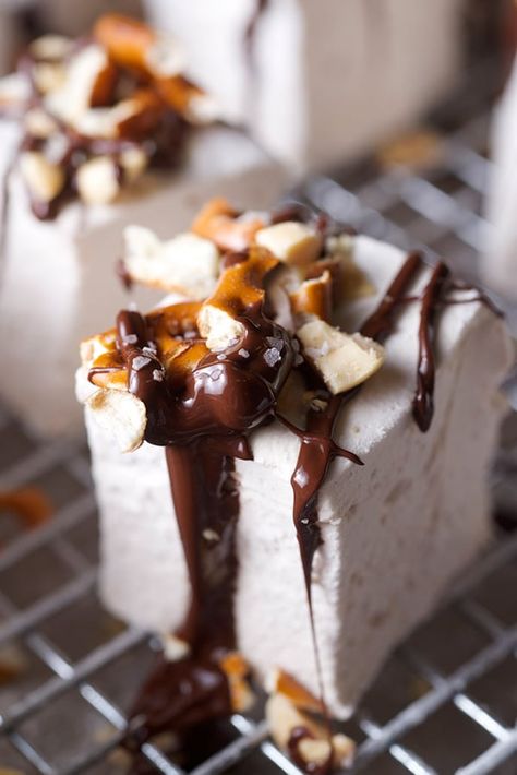 Stout Marshmallows, my favorite creatures!, drizzle with dark chocolate, pretzel bits, and roasted salted peanuts.. the ultimate beer snack! Beer Dessert, Elsa Torte, Beer Snacks, Flavored Marshmallows, Marshmallow Cookies, Cooking With Beer, Boozy Desserts, Recipes With Marshmallows, Homemade Marshmallows