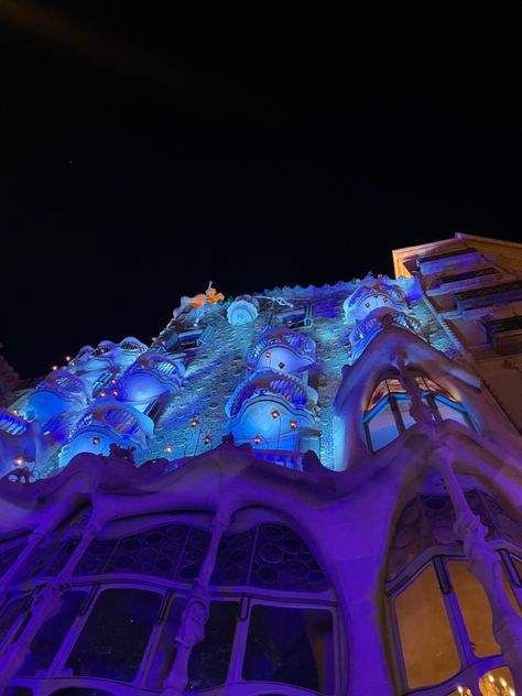 #Barcelona #spain #club #life #aesthetic #party #lights #vacation #building #blue #gaudi Barcelona Party Aesthetic, Club Life Aesthetic, Inter Railing, Barcelona Party, Barcelona Club, Barcelona Aesthetic, Barcelona Itinerary, Aesthetic Party, Nightclub Aesthetic