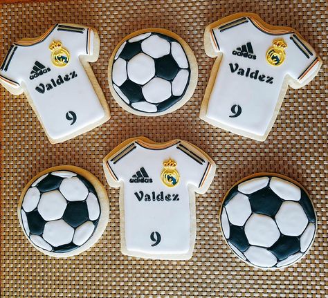 Real Madrid! Football Birthday Party Ideas, Soccer Cookies, Soccer Birthday Cakes, Birthday Football, Football Cookies, Soccer Birthday Parties, Football Birthday Party, Soccer Birthday, Soccer Party