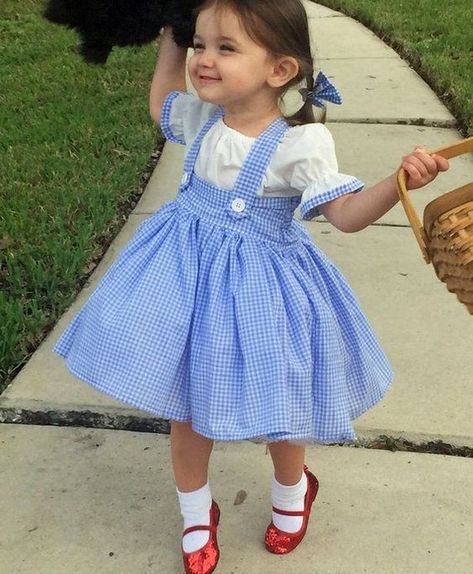 Dorthy Costume, Wizard Of Oz Dorothy Costume, Wizard Of Oz Costumes, Diy Girls Costumes, Toddler Halloween Costume, Dorothy Costume, Dorothy Wizard Of Oz, Wizard Of Oz Dorothy, Halloween Infantil