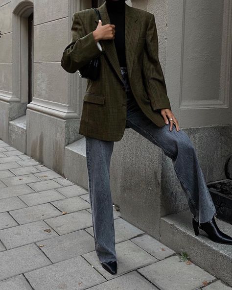 Gentlewoman Style, Preppy Sweater Outfits, Australian Winter Fashion, Outfits Los Angeles, Grey Sweater Outfit, Ireland Fashion, Oversized Grey Sweater, California Outfits, Overalls Outfit