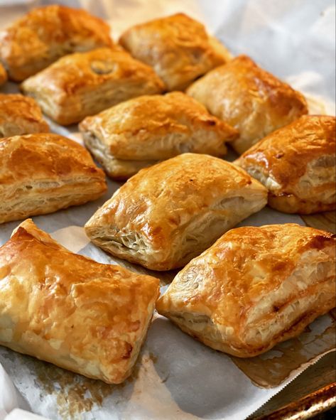 Puff Pastry Patties, Caribbean Pastries, Haitian Patties Recipe, Haitian Breakfast, Haitian Patties, Kfc Potato Wedges, Haitian Recipes, Ghanaian Food, Crab Cake Recipes