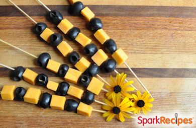 Black & Orange Halloween Party Kebabs: Alternate black olives and orange cheese cubes on a skewer for a simple, healthy and delicious "finger" food that fits the holiday theme! | via @SparkPeople #fall #autumn #appetizer #color #party Snack Kabobs, Appetizers Ideas, Fall Party Food, Halloween Snack, Sunflower Party, Bee Birthday Party, Hallowen Ideas, Bee Baby Shower Theme, Halloween Appetizers