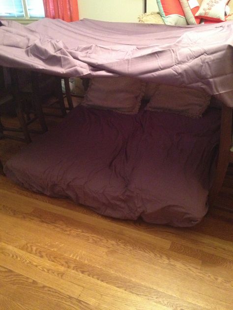 Blanket fort for date night! Mattress Fort, Fort Ideas Indoor, Homemade Forts, Diy Blanket Fort, Sleepover Fort, Pidżama Party, Sofa Fort, Indoor Forts, Fun Sleepover Activities