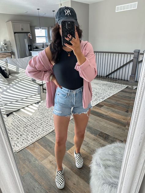 Zoo Day Outfit Spring, Ball Mom Outfits, Cute Summer Outfits With Sneakers, Baseball Park Outfits, Vans Outfit Womens Summer, Shorts With Tennis Shoes Outfit, Sports Mom Outfit Spring, Zoo Outfit Spring Mom, Baseball Mom Outfits Spring