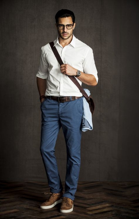 Pinta para exponer Mens Work Outfits, 여름 스타일, Blue Chinos, Mens Fashion Smart, Smart Casual Outfit, Stil Inspiration, Herren Outfit, Wearing Glasses, Men Style Tips