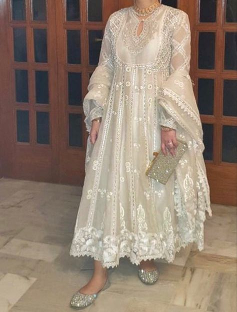 Nikkah Looks Simple, White Pishwas, White Pakistani Suit, Jeans Casual Outfit, Pakistani Wedding Outfits, Pakistani Dresses Casual, Pakistani Fashion Party Wear, Beautiful Pakistani Dresses, Salwar Kamiz