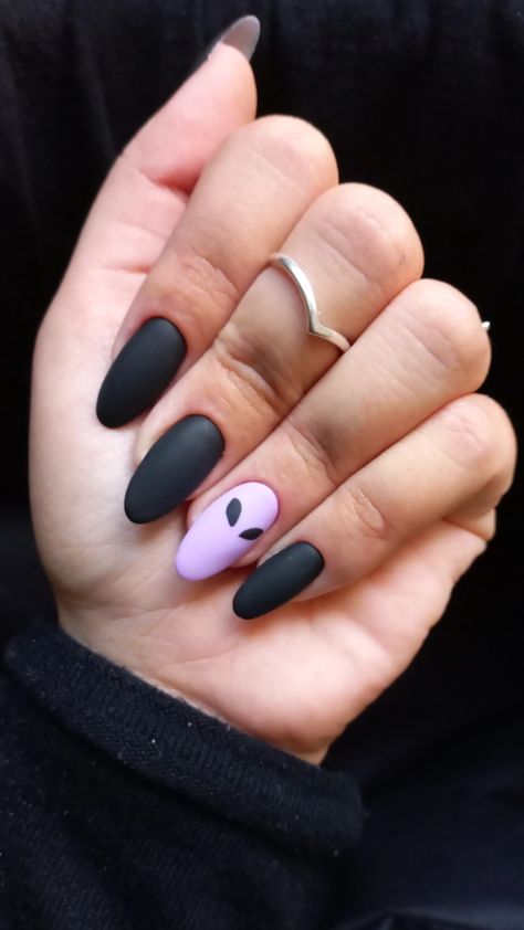 Alien Nails, Fingernail Polish, Short Acrylic, Round Nails, Nails Black, Simple Nail, Short Acrylic Nails Designs, I Feel Pretty, Feel Pretty