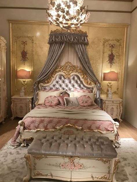 Decorating a princess bedroom with baroque beds and tufted bed - Home Decorating Trends - Homedit Baroque Bedroom, Rose Gold Bedroom, Fancy Bedroom, Royal Bedroom, Styl Shabby Chic, Bedroom Design Inspiration, Gold Bedroom, Modern Bed, Dream Rooms