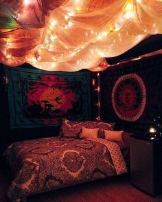 How To Have The Perfect Bohemian Bedroom - Society19 Stile Hippie Chic, Hippy Bedroom, Hipster Bedroom, Hippie Bedroom Decor, Hippy Room, Chill Room, Tapestry Bedroom, Hippie Home Decor, Bohemian Bedroom Decor