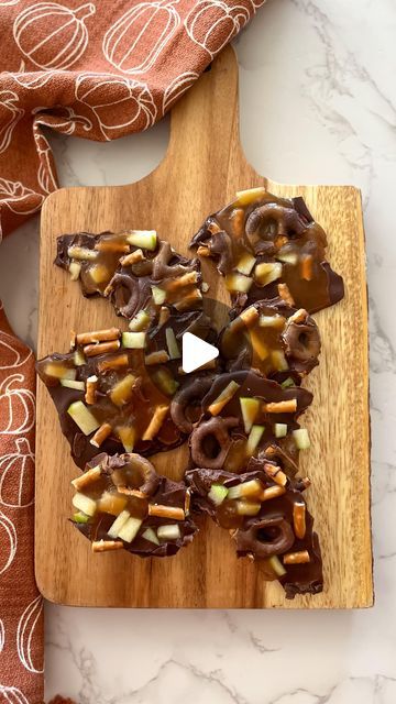 Jacqueline Vignona | Easy & Delicious Recipes on Instagram: "CARAMEL APPLE PRETZEL BARK 🍏🍫🥨

Part 3 of my mini Fall Bark Series is this sweet & salty bark! You’re going to love this one! All you have to do is add a melted chocolate to parchment paper and then top with diced green apples, chocolate covered pretzels that have been cut in half, pretzel sticks that have been cut into 1/3 and drizzle caramel on top. I used @waldenfarms_usaofficial caramel dip for a healthier swap. Then freeze for 4 hours & enjoy! 🍁

Follow for more easy & delicious recipes! 🫶🏼

#caramelapples #chocolatebark #fallrecipes #falltreats #fallfood #falldesserts" Apple Pretzel Bark, Fall Bark, Apple Pretzels, Pretzel Bark, Yummy Candy, Caramel Dip, Healthy Swaps, Covered Pretzels, Pretzel Sticks