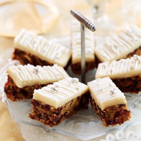 Christmas cake tray bake recipe. Sully Cake, Nutella Muffin, Bake Christmas, Cake Mug, Tray Bake Recipes, Fruit Cake Christmas, Cake Christmas, Tray Bake, Christmas Cake Recipes