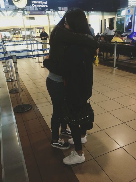 Airport Meeting Friends, Friends Saying Goodbye At Airport, Goodbye Picture Ideas, Goodbye Photo Ideas, Best Friend Travel Pictures Airport, Airport Photos Friends, Goodbye Best Friend, Airport Friends, Airport Goodbye