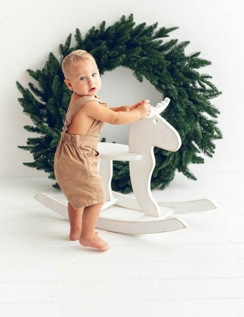 Holiday Mini Session Ideas Studio, Clean Christmas Photoshoot, Minimal Christmas Photography, Christmas 2023 Photoshoot, Modern Christmas Photos, Styled Christmas Shoot, Holiday Photoshoot Studio, Minimalistic Christmas Photoshoot, Minimalist Christmas Photoshoot