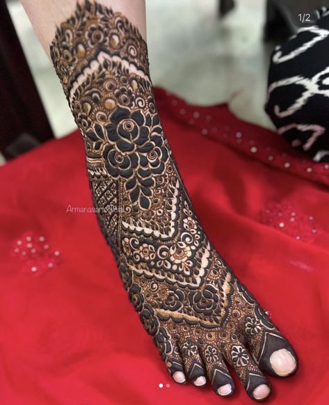 Dulhan Mehndi Designs For Leg, Bridal Leg Mehendi Designs, Mehndi Basic, Brides Mehndi, Leg Mehendi, Legs Mehndi, Bridal Mehandi, Foot Henna, Legs Mehndi Design