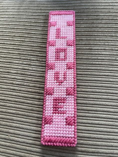 Plastic Canvas Bookmarks, Cross Stitch Aesthetic, Canvas Bookmarks, Stitch Aesthetic, Needlepoint Ideas, Plastic Canvas Books, Animal Cross Stitch Patterns, Book Marks, Plastic Canvas Crafts