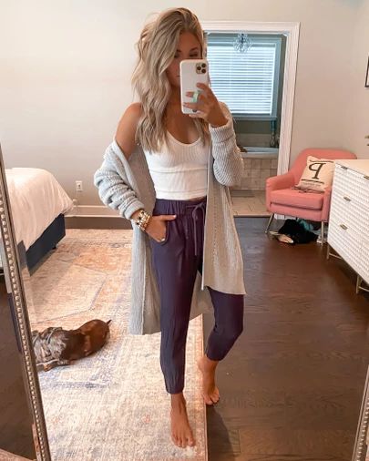 Comfy Late Summer Outfits, Casual Outfit With Joggers, Joggers Sweatpants Outfit, Cozy Casual Outfits Spring, 2024 Cold Weather Outfits, Comfy Outfits For Moms, Mall Date Outfit Casual, Summer Lazy Day Outfits, Womens Jogger Outfits