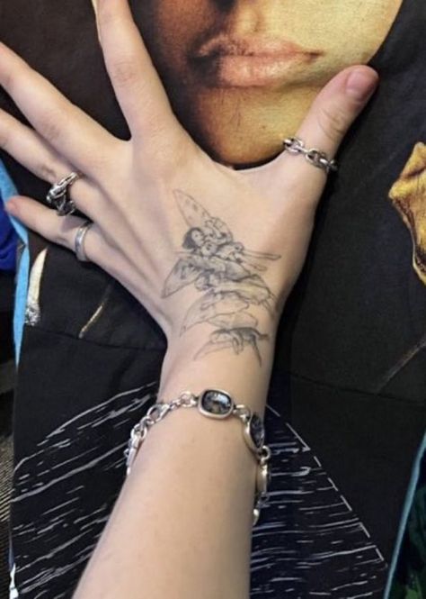 Blosh Billie Tattoo, Billie Back Tattoo, Billie Eilish's Tattoos, Billie Eilish Dragon Tattoo, Billie Eilish Piercing, Billie Eilish Hand Tattoo, Billie Eilish Back Tattoo, Billie Eilish Hands, Billie Eilish Tattoo Ideas