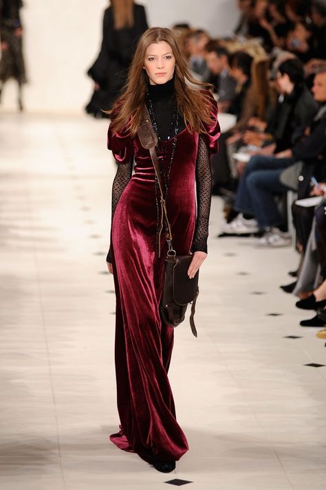 Burgundy Velvet Dress, Ralph Lauren Fall, Velvet Fashion, Velvet Dress, Runway Fashion, Fashion Inspo Outfits, Red Velvet, Red Dress, High Fashion