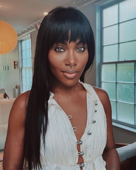 Dewanda Wise, Shaggy Bangs, Tank Top Blouse, Hair Envy, Dark Beauty, Celebrity Look, Awards Ceremony, Classic Beauty, White Tank Top