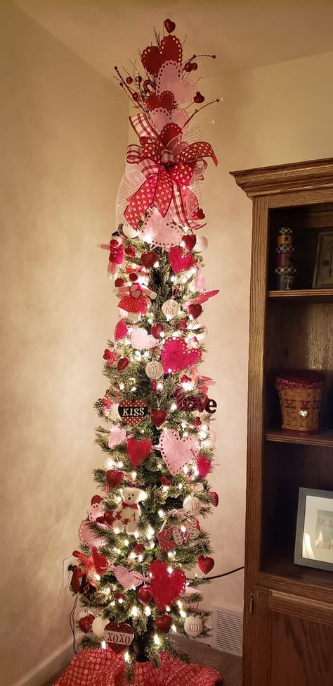 Valentines Tree Topper, Diy Valentines Tree Decorations, Valentine's Tree Decorating Ideas, Valentine’s Tree, Valentine's Day Christmas Tree, Valentines Day Tree Ideas, Valentine’s Day Tree Ideas, Valentines Day Tree Decorations, Valentine Tree Ideas