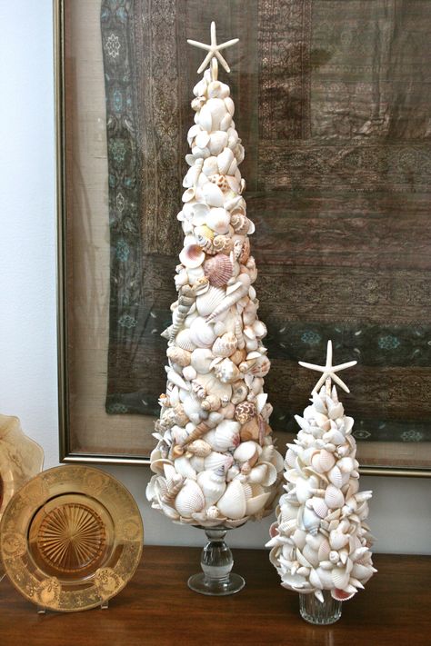 Shell Christmas Trees: I think my Spring/Summer project will be to make 3 more of these in different sizes for our next Christmas. I may even make a few for friends! Fun to do. Diy Mini Christmas Tree, Seashell Christmas Tree, Seashell Christmas, Beach Christmas Decorations, Board Crafts, Boys Diy, Deco Marine, Christmas Tree Canvas, Seashell Projects