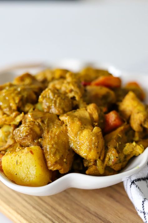 Curry Chicken Thighs, Jamaican Curry Powder, Jamaican Curry Chicken, Jamaican Curry, Jamaican Dishes, Chicken Dishes Easy, Easy Dinner Recipes Crockpot, Curry Shrimp, Chicken Pieces