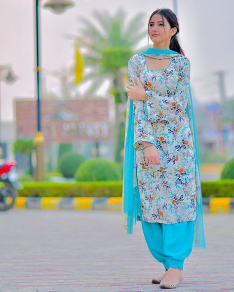 Different Suit Designs For Women, Suits For Women Indian Punjabi, Punjabi Look, Simple Suit Designs, Suit Designs Indian Style, Jab We Met, Simple Suits, Punjabi Dress Design, Simple Indian Suits