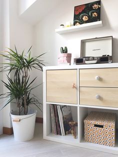 DIY; How I customised my Ikea Kallax shelving unit with doors & knobs // That Scandinavian Feeling Kallax Door Knob, Kallax With Doors, Ikea Kallax Drawers, Diy Kallax, Ikea Hack Storage, Shelf Ikea, Amazing Ikea Hacks, Ikea Kallax Shelving, Interior Ikea