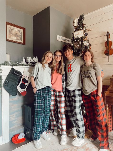 Pijama Christmas Pictures, Christmas Pajama Day School, Pajama Set Christmas, Family Holiday Outfits, Pajamas Aesthetic, Matching Outfits Best Friend, Flannel Pants, School Pictures, Squad Goals