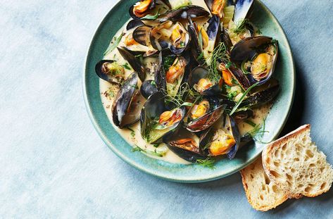 Creamy Vermouth, Fennel & Tarragon Mussels Recipe | Waitrose & Partners Mussels In Green Curry Sauce, Green Curry Mussels, Curry Sauce Recipe, Green Curry Sauce, Shell Fish, Mussels Recipe, Confort Food, Green Curry Paste, Great British Chefs