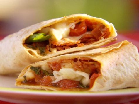 Pepperoni Pizza Wrap (Hungry Girl -- PER SERVING (entire recipe): 234 calories, 7.5g fat, 1,083mg sodium, 32g carbs, 7.5g fiber, 5.5g sugars, 16.5g protein) Pizza Burrito, Healthy Pizzas, Pizza Wrap, Dash Diet Plan, Diet Pizza, Dash Recipe, Pizza Wraps, Dash Diet Recipes, Hungry Girl Recipes