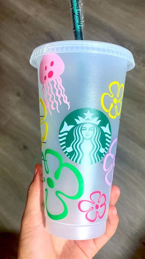 Easy Vinyl Cup Ideas, Diy Starbucks Cup, Starbucks Partner, Cold Cup Design, Copo Starbucks, Diy Starbucks, Circuit Machine, Starbucks Cup Design, Starbucks Cup Art