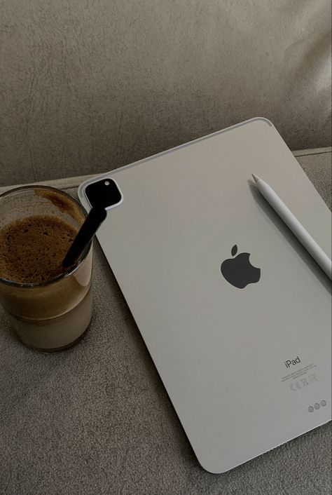 Ipad Aesthetic Vision Board, Ipad Pro Astethic, Ipad Photos Aesthetic, I Pad Pro Aesthetic, Drawing Ipad Aesthetic, Digital Product Aesthetic, Ipad Pro 11 Inch Aesthetic, Digital Products Aesthetic, Ipad Girl Aesthetic