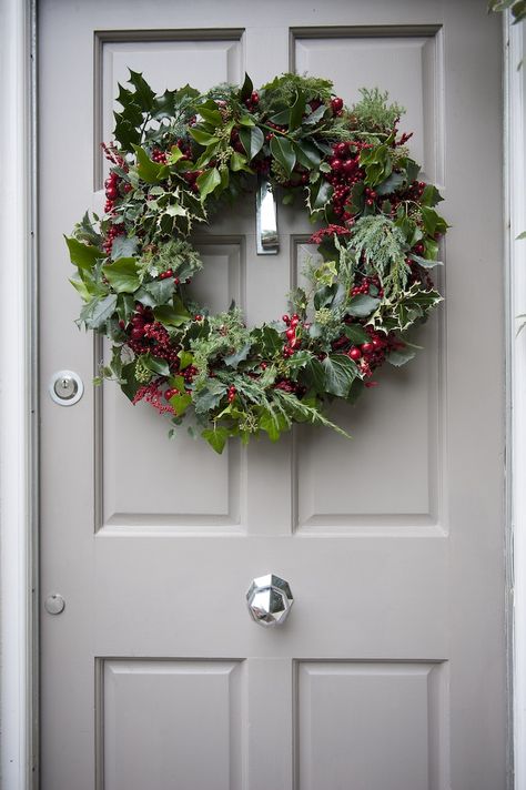 Holly Wreaths, Christmas Dinner Decorations, Holly Wreath, House White, Christmas Door Wreaths, White Wreath, Navidad Diy, Xmas Wreaths, Colour Combo