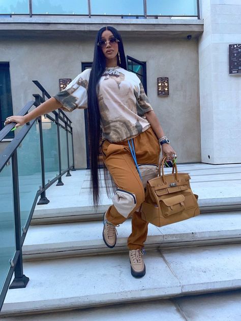 Image in cardi b collection by queenie on We Heart It Cardi B Reebok Shoes Outfit, Cardi B Pics, Cardi B Photos, Pant Outfits, Rapper Outfits, Tekken 7, Salmon Dinner, Glamour Style, Sweat Pant