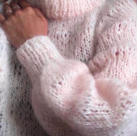 Strikkeopskrift Oversize Sweater, Mohair Sweater Pattern, Style Categories, Cable Knit Sweater Pattern, Mohair Sweaters, Knit Inspiration, Drops Baby, Ruffle Pattern, Knitting Patterns Free Sweater