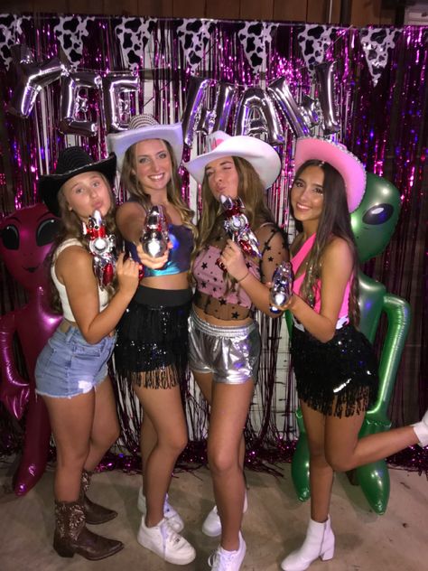 Cowgirl Party Outfit, Cowgirl Outfits Halloween College, Cowgirl Outfits Party, Cowgirl Outfits Halloween, Cowgirl Outfits For Women, Rodeo Outfit, Cowboy Theme Party, 21st Birthday Outfit, Cute Cowgirl Outfits