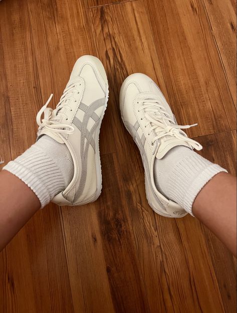 Onitsuka Tiger Women Outfit, Onitsuka Tiger Outfit, Onitsuka Tiger Women, Tiger Shoes, Minimalist Sneakers, Mexico 66, Japan Outfit, Pretty Shoes Sneakers, Basic Fits