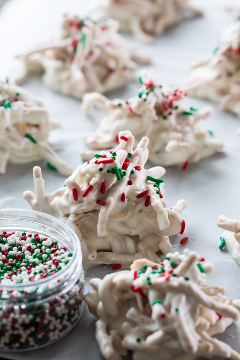 White Chocolate Haystacks for the holiday cookie tray White Chocolate Haystacks, Almond Bark Recipes, Chocolate Haystacks, Haystacks Recipe, Spicy Southern Kitchen, Cream Cheese Mints, White Chocolate Bark, Easy Candy Recipes, Chow Mein Noodles