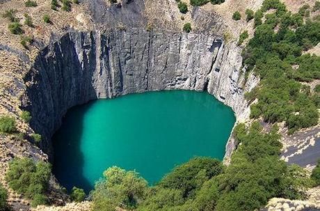 The Kimberley Big Hole was a diamond mine until 1914 when it closed down, and is now a tourist attraction. Description from mstworkbooks.co.za. I searched for this on bing.com/images Diamond Mine, Open Pit, Northern Cape, Blue Hole, Diamond Mines, Africa Do Sul, Mysterious Places, Crater Lake, Out Of Africa