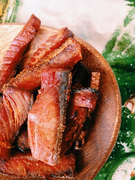 How to make the perfect homemade jerky Salmon Jerky Recipe, Dehydrated Salmon, Salmon Jerky, Pork Jerky, Homemade Jerky, Snack Hacks, Jerky Recipes, Dehydrated Fruit, Dehydrated Food