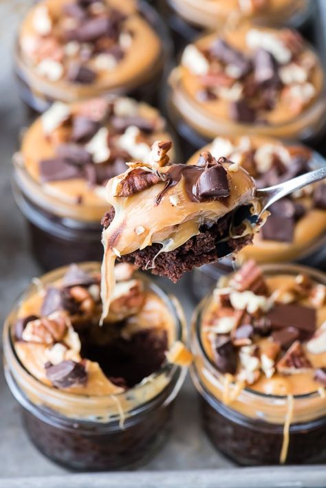 Chocolate Turtle Brownies, Mason Jar Desserts Recipes, Caramel Pecans, Brownies In A Jar, Dessert Pies, Chocolate Turtle, Turtle Brownies, Mason Jar Desserts, Delish Desserts