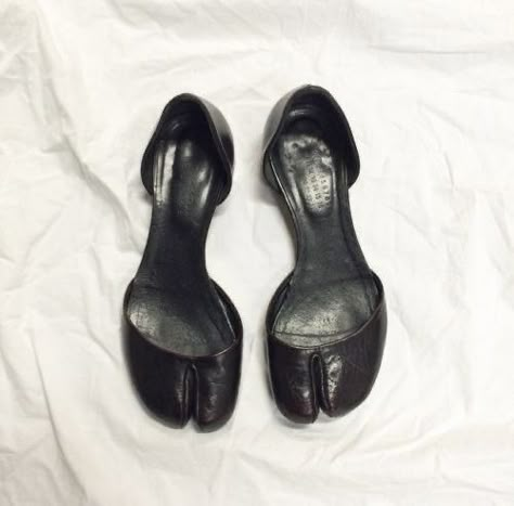 Maison Margiela Tabi Pumps, Tabbys Shoes, Tabi Shoes Margiela, Tabby Shoes, Maison Margiela Tabi Outfit, Tabi Pumps, Maison Martin Margiela Shoes, Mode Shoes, Maison Margiela Tabi