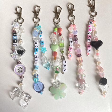 Kpop Beads Keychain, Keychain Aesthetic, Pop Beads, Accessories Aesthetic, Unique Keychains, Beaded Keychain, Bead Charms Diy, Beads Bracelet Design, Keychain Design