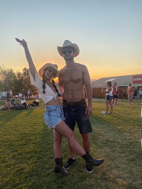 Cute pic to take with your boyfriend/girlfriend or friend at a music festival! Country Music Festival Outfits Men, Couples Festival Outfits, Watershed Outfits, Couple Festival Outfits, Watershed Festival, Music Festival Outfits Men, Watershed Music Festival, Country Music Festival Outfits, Country Girl Aesthetic