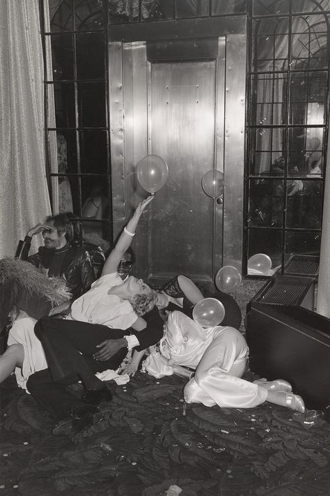 The Greatest Party of all time: Studio 54 Homo Sapien, Studio 54 Party, Mikhail Baryshnikov, Photo Hacks, Gordon Parks, Party Aesthetic, Dirty 30, Studio 54, I'm With The Band