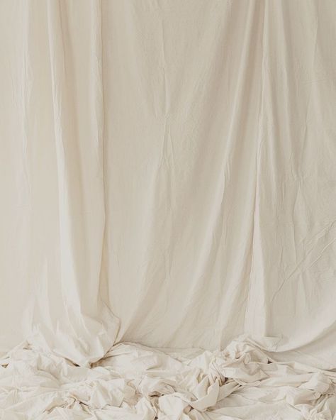 White Sheet Photography, White Curtain Photoshoot, Sheet Backdrop Photography, Draped Backdrop, Aesthetic Backdrop, Studio Background Ideas, Fond Studio Photo, Photography Studio Spaces, Photoshoot Background