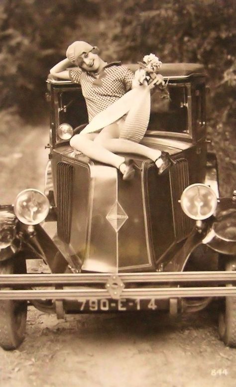 Flappers were a "new breed" of young women in the 1920s who wore short skirts, bobbed their hair, flaunted their disdain Country Poses, Funny Vintage Photos, 1920s Photos, 1920's Flapper, 1920s Flapper, Roaring Twenties, Poses For Photos, Vintage Pinup, Vintage Humor